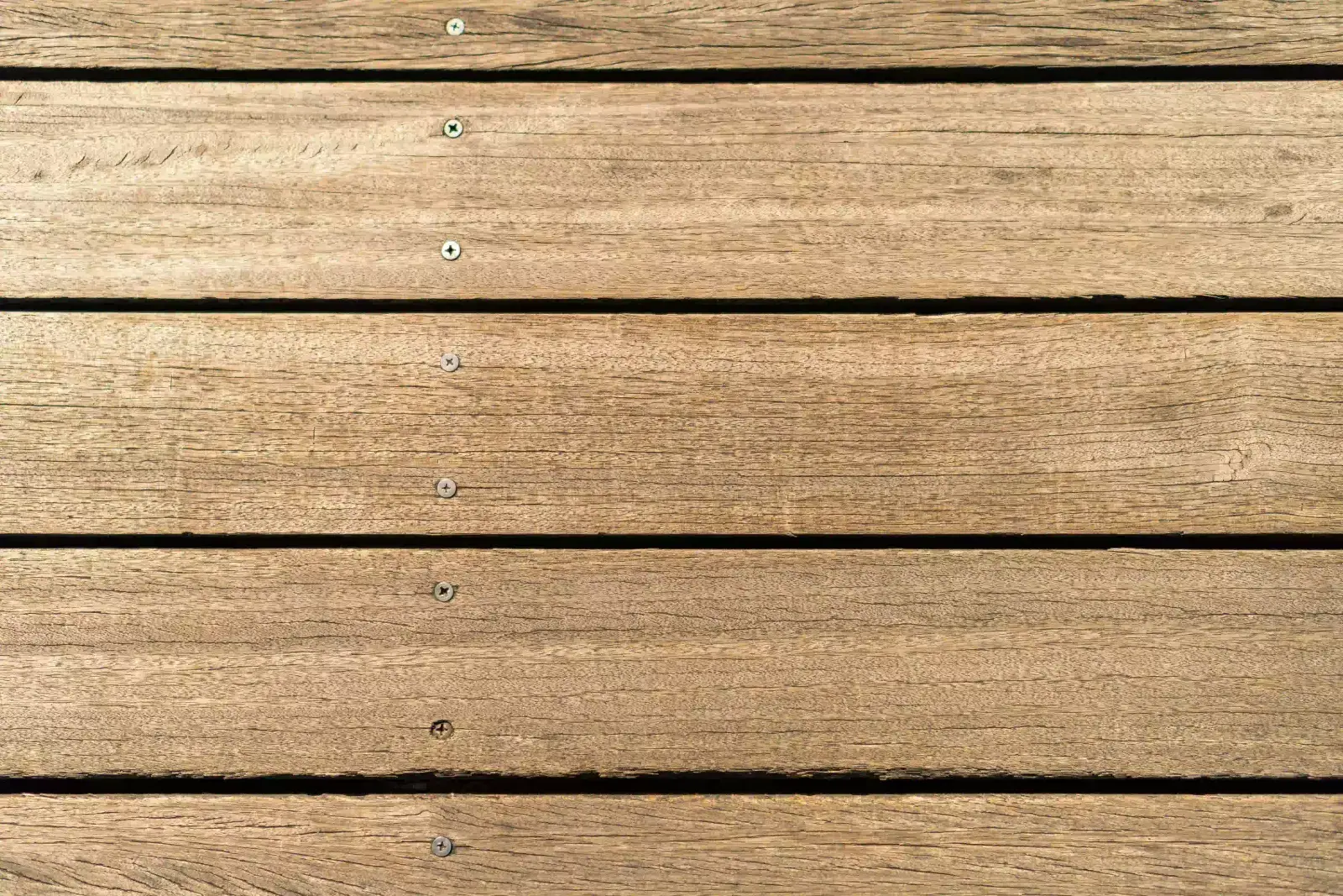 Beläge und Holz: Holzdeck aus Dielen mit sichtbarer Maserung und Edelstahlschrauben in der Draufsicht