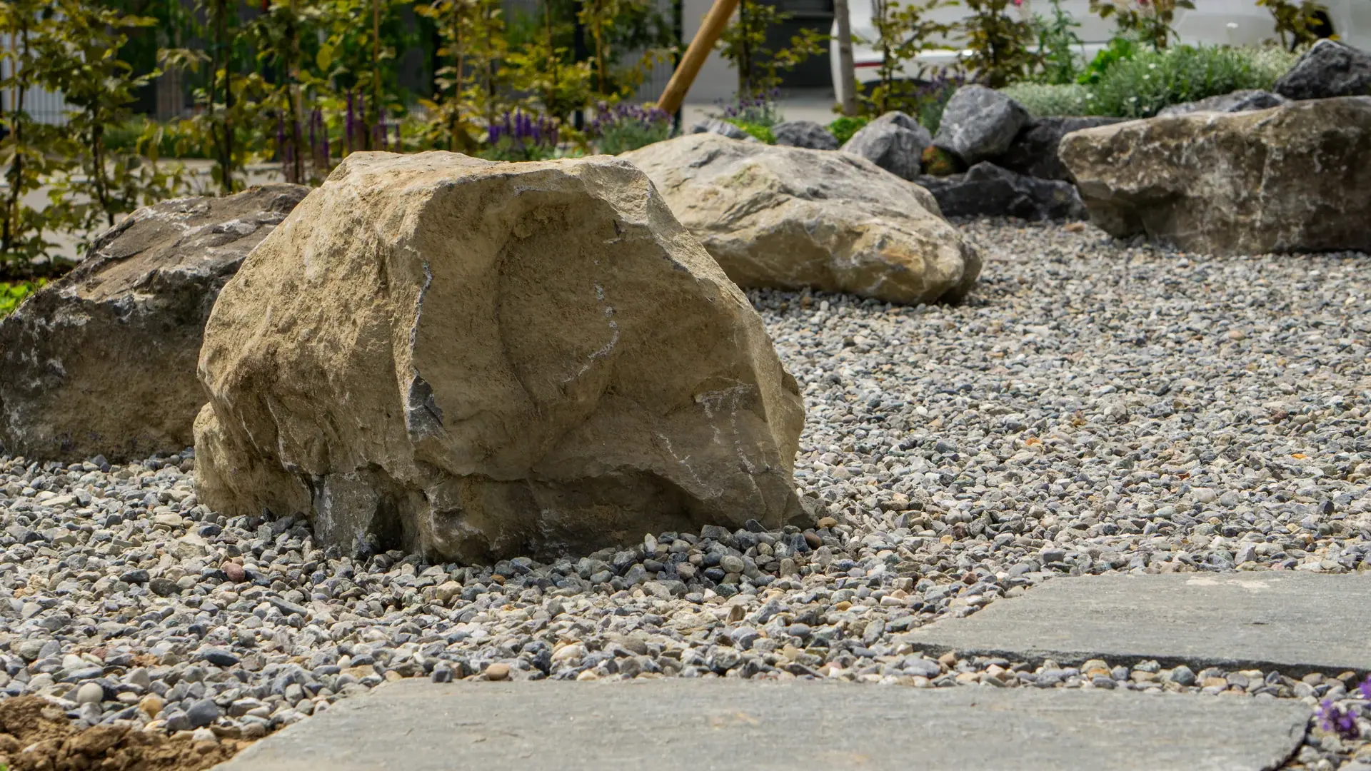 Große Findlinge in einem Kiesgarten.