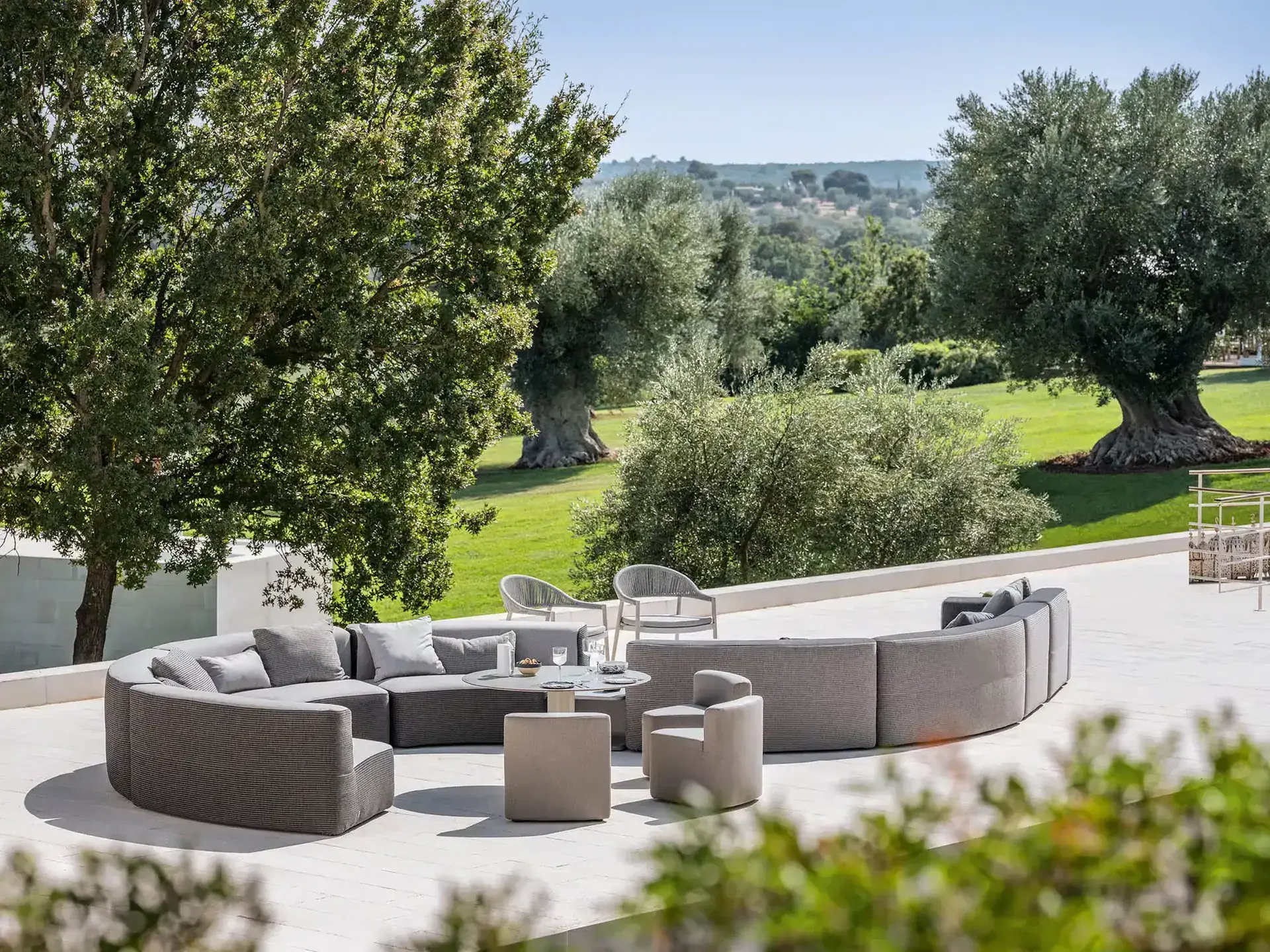 Große Gartenlounge mit weitem Blick ins Grüne.