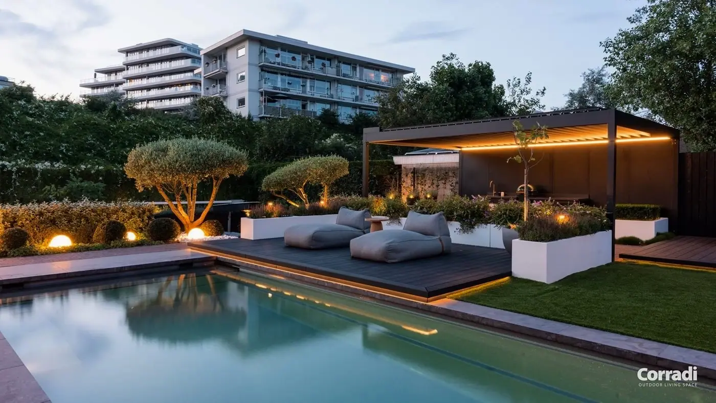 Pool und Gartenlounge unter einem beleuchteten Lamellendach.