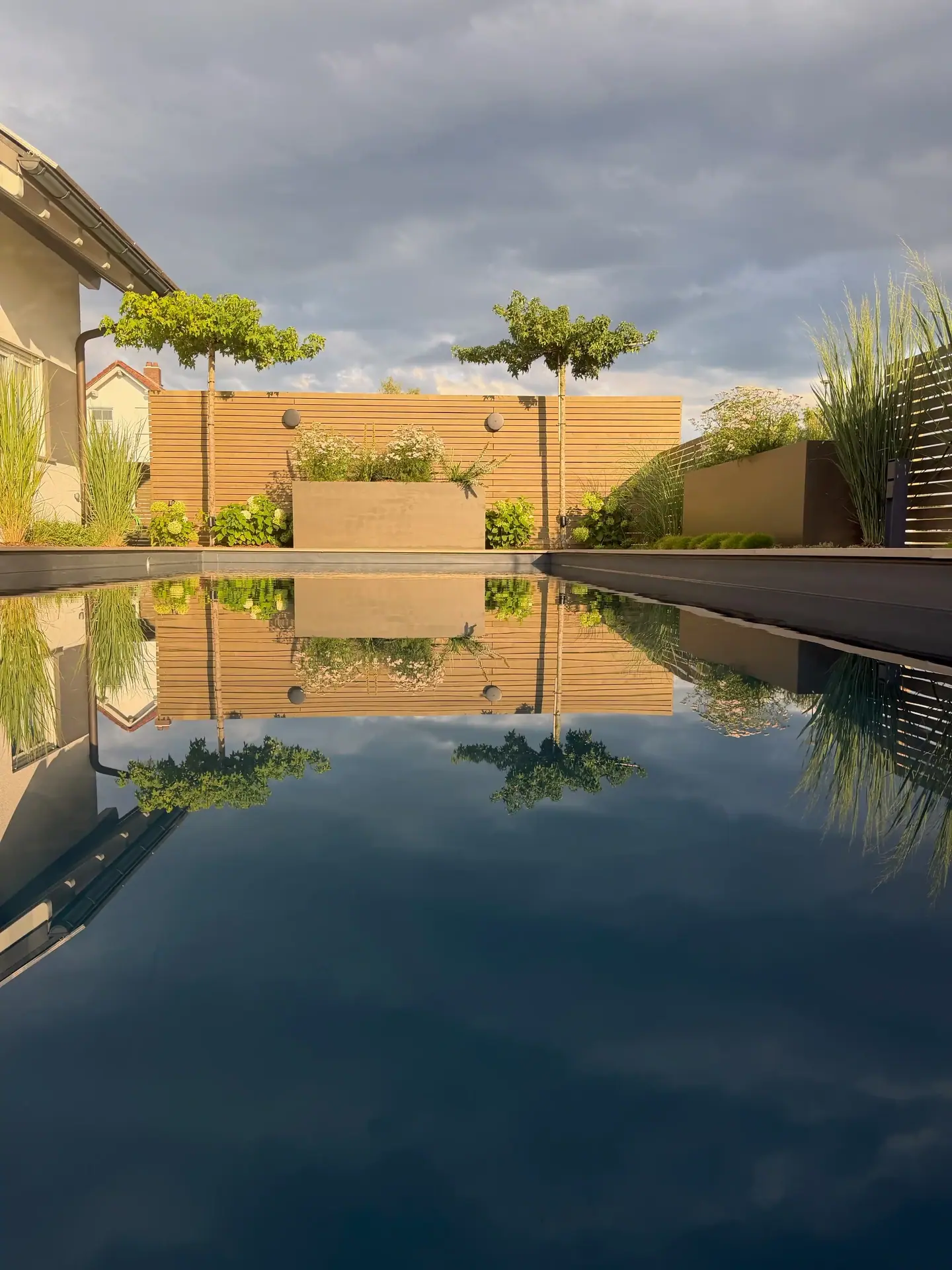 Visualisierung eines Pools und Sitzplatzes in der Abendstimmung.