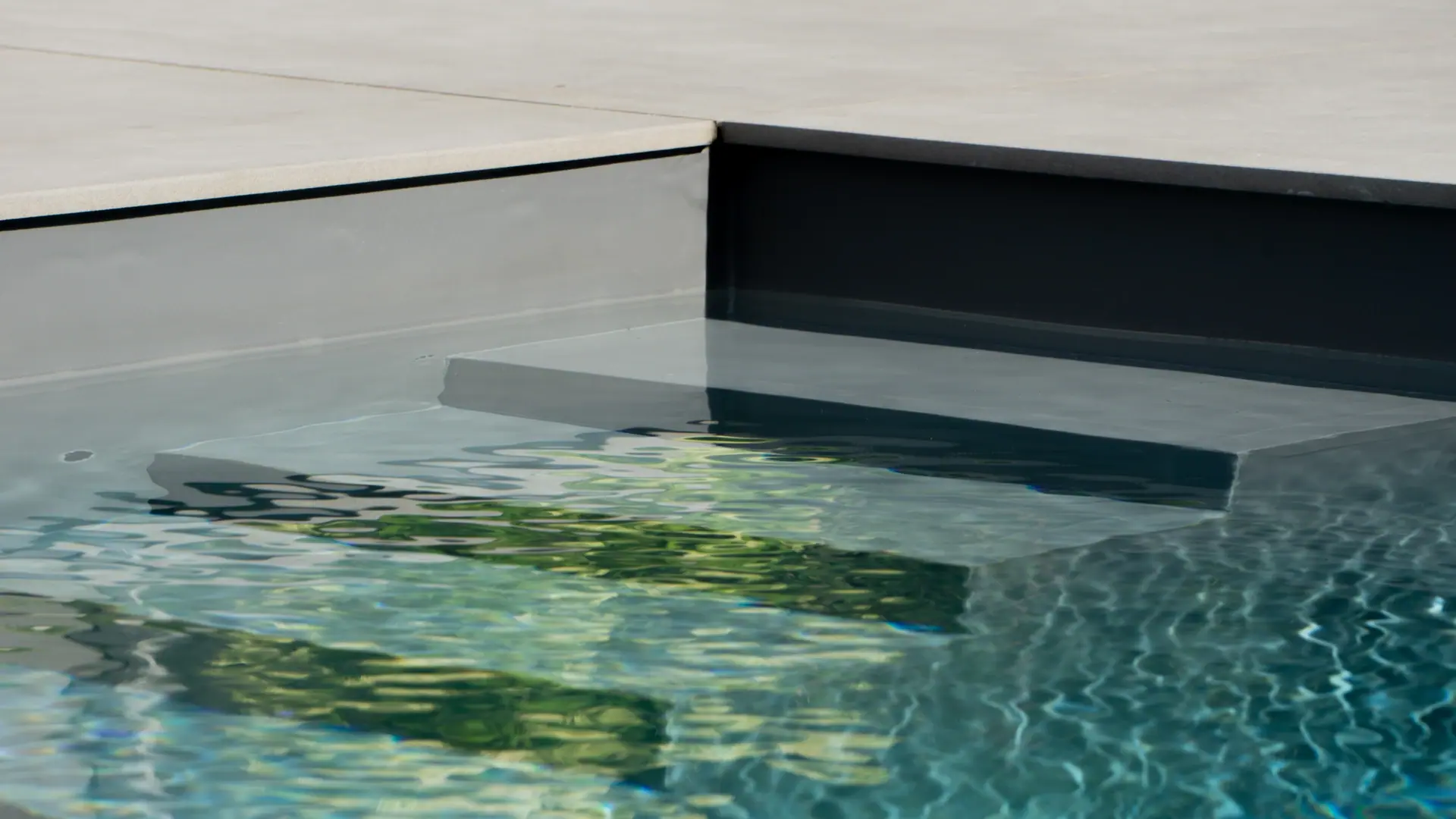 Nahaufnahme einer Pooltreppe im klaren Wasser.