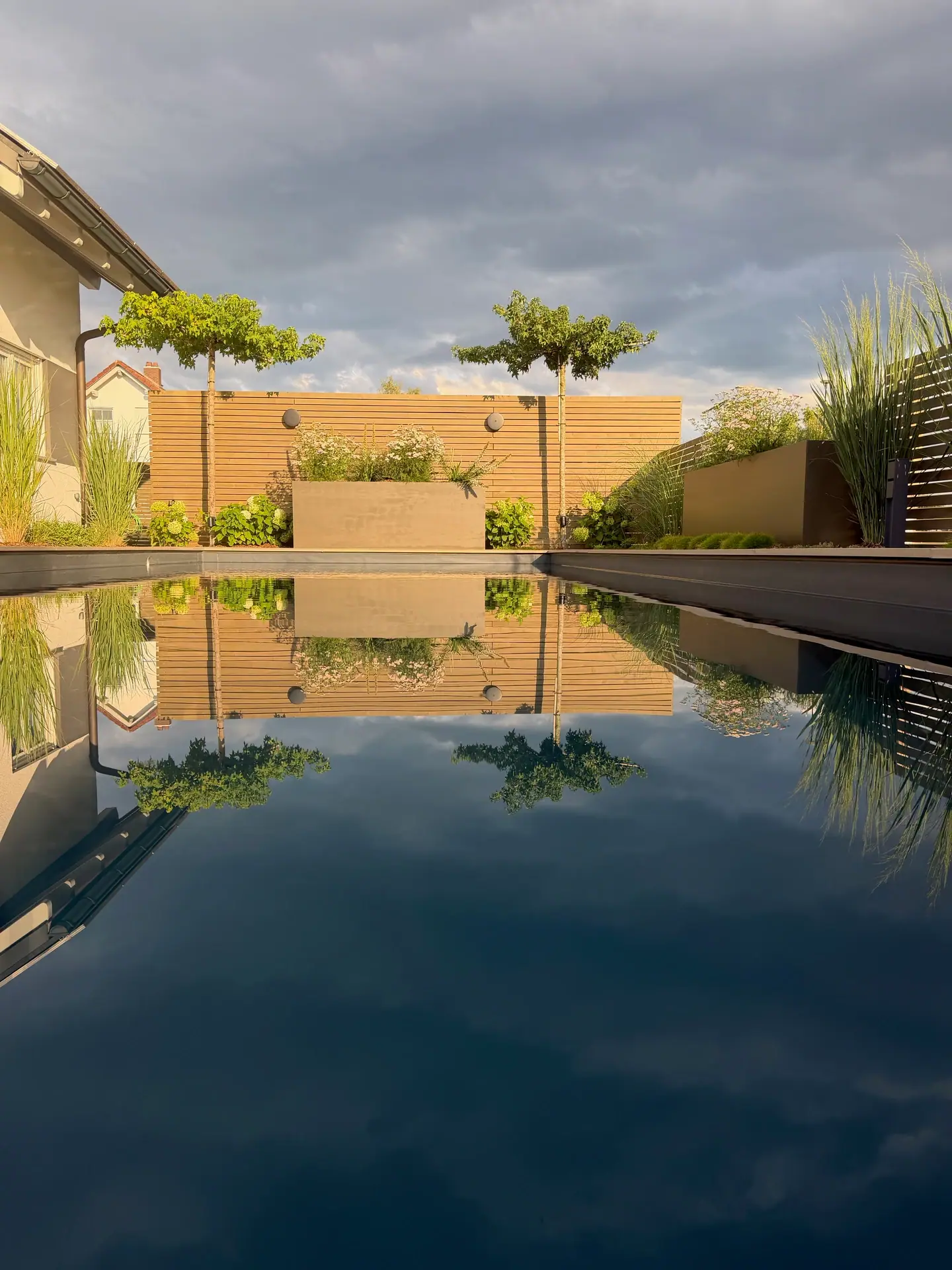 Pool mit Spiegelungen in der Abendstimmung.