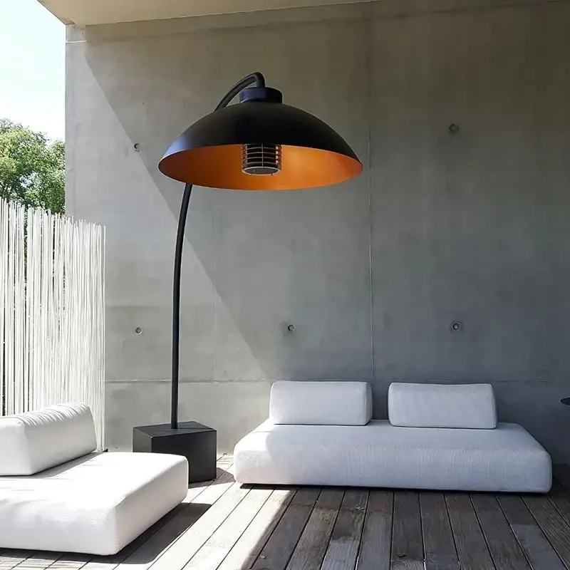 Hängende Terrassenheizung über einer hellen Gartenlounge.