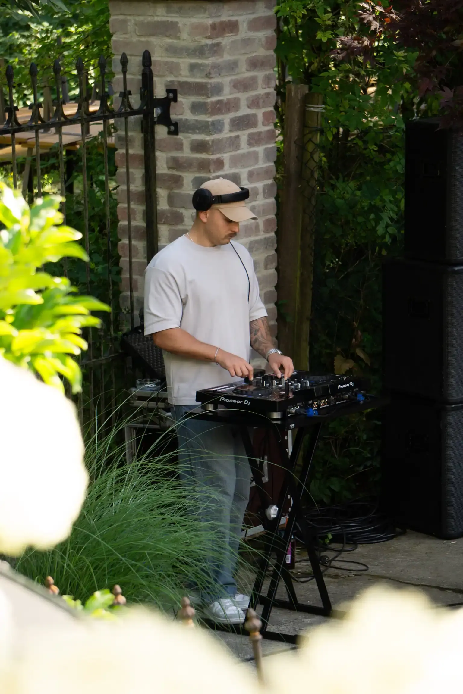 DJ legt beim Jubiläumsfest zwischen Hortensien und Gartenmauer auf