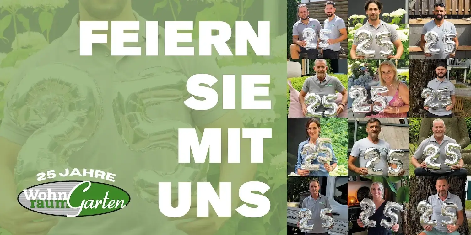 Einladung zum Jubiläum „Feiern Sie mit uns – 25 Jahre WohnraumGarten“ mit dem Team, das silberne 25er-Ballons hält