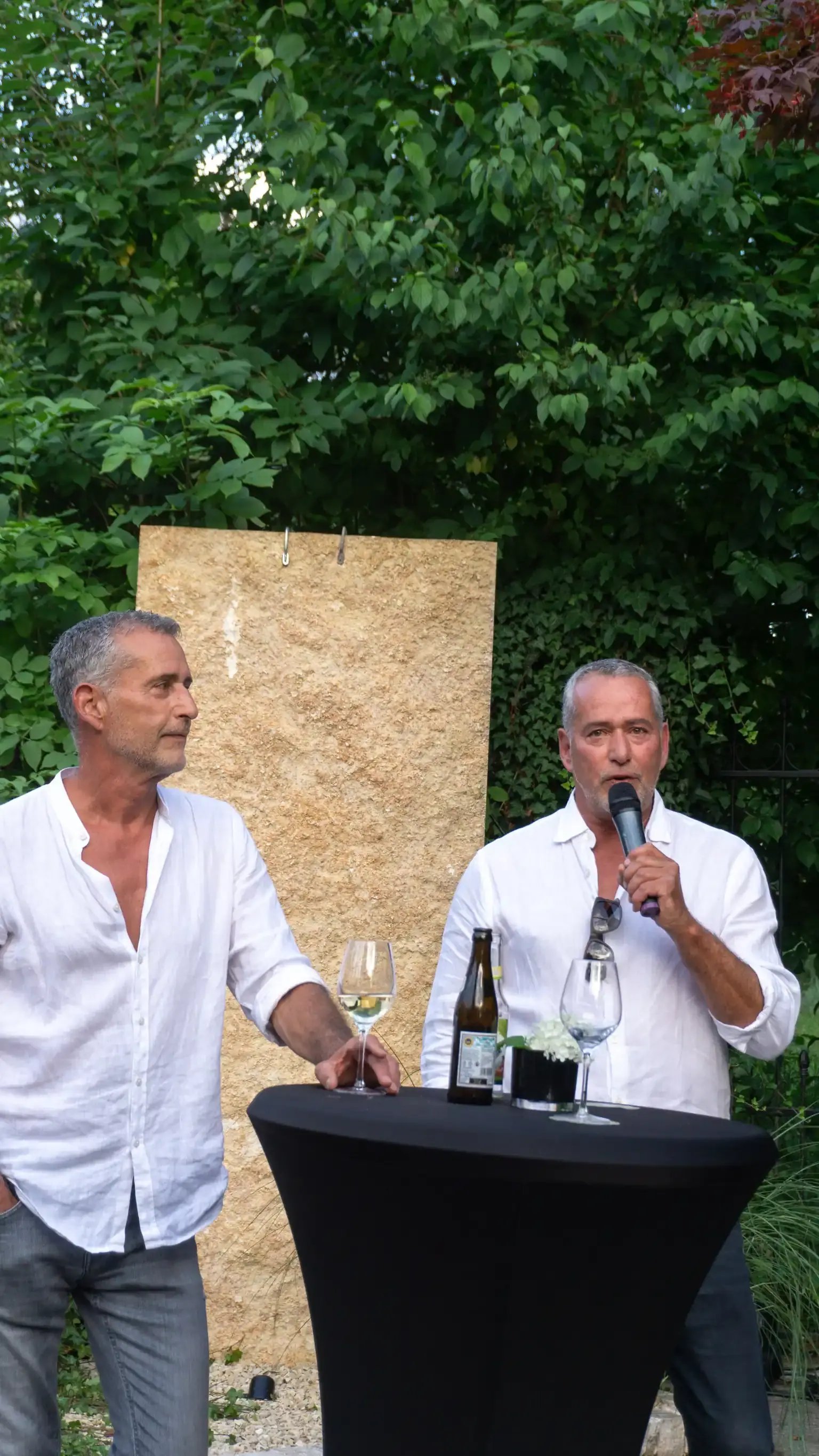 Frank und Andreas Liewig begrüßen die Gäste beim Jubiläumsfest zu 25 Jahren WohnraumGarten mit einer Rede im Garten